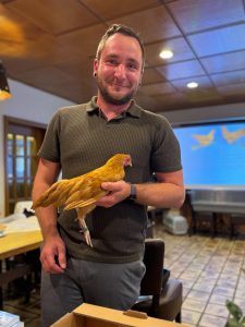 Tim mit seinem Zwerg-Sachsenhuhn